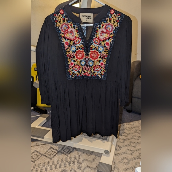 FLORAL EMBROIDERED YOKE BABYDOLL TOP IN BLACK - Picture 2 of 5